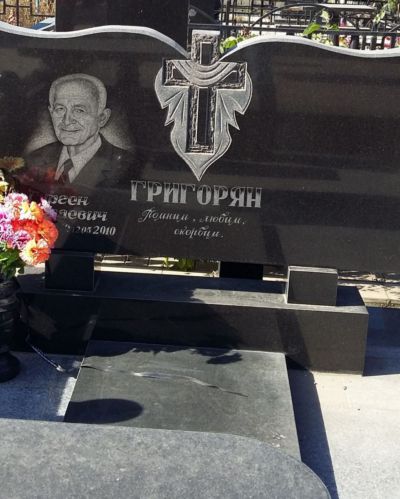 Гранитный памятник