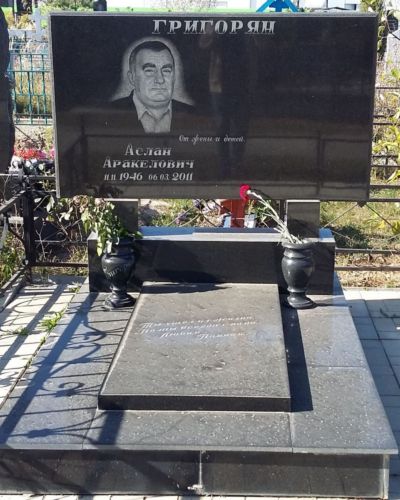 Гранитный памятник